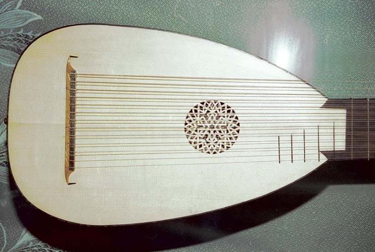 Лютня 1 класс музыка. Лютня Барокко. Маленькая пятиструнная лютня. Музыкальный инструмент лютня 16 век.
